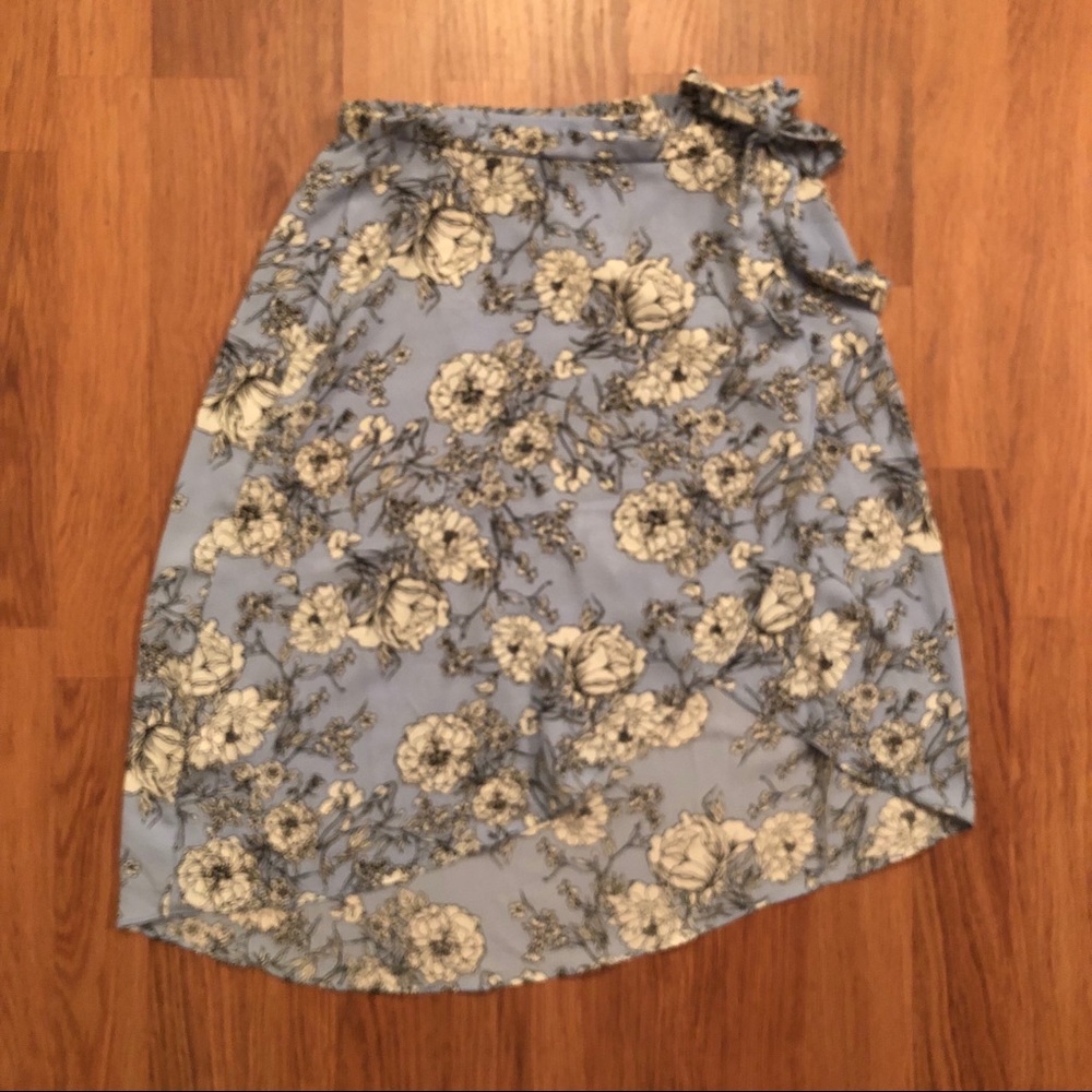 🌸baby blue floral wrap skirt!